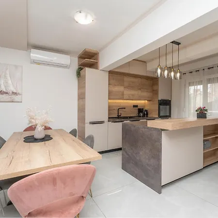 Holiday home Lovely In With Kitchen