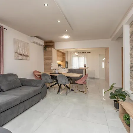 Lovely In With Kitchen * Biograd Na Moru